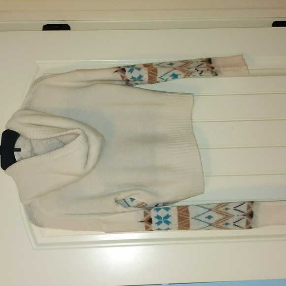 Derek Heart Cropped Hooded Sweater - Picture 2 of 7